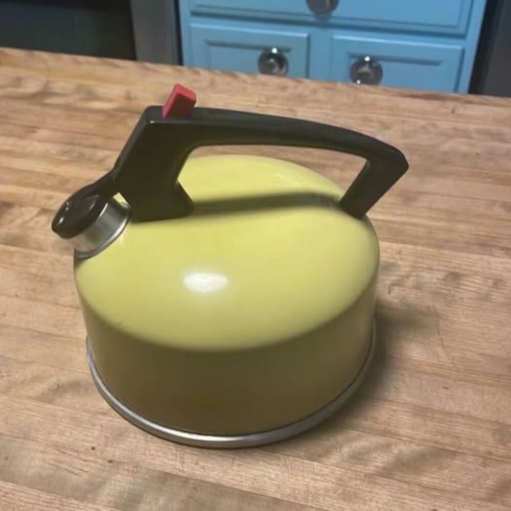 Vintage Mirro 2.5 Quart Whistling Tea Kettle Yellow